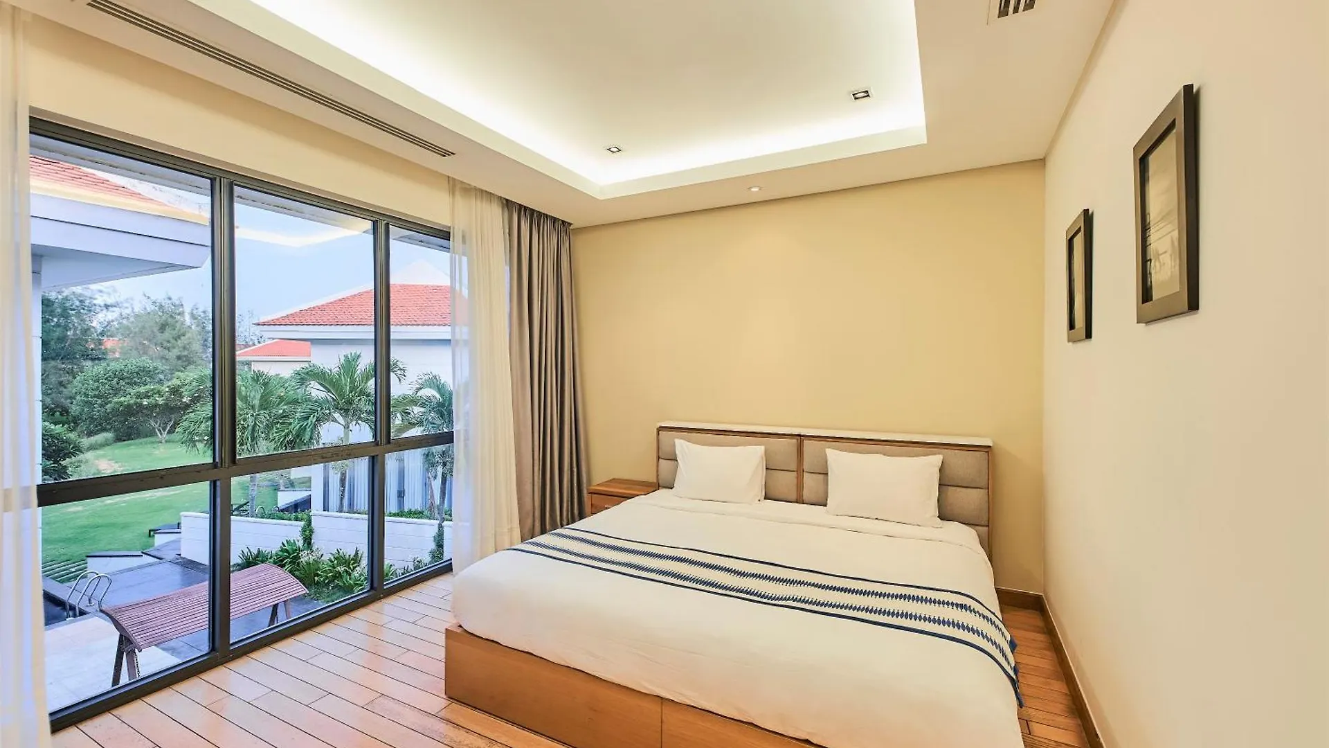 Dreamy Beach Villas And Resort Da Nang