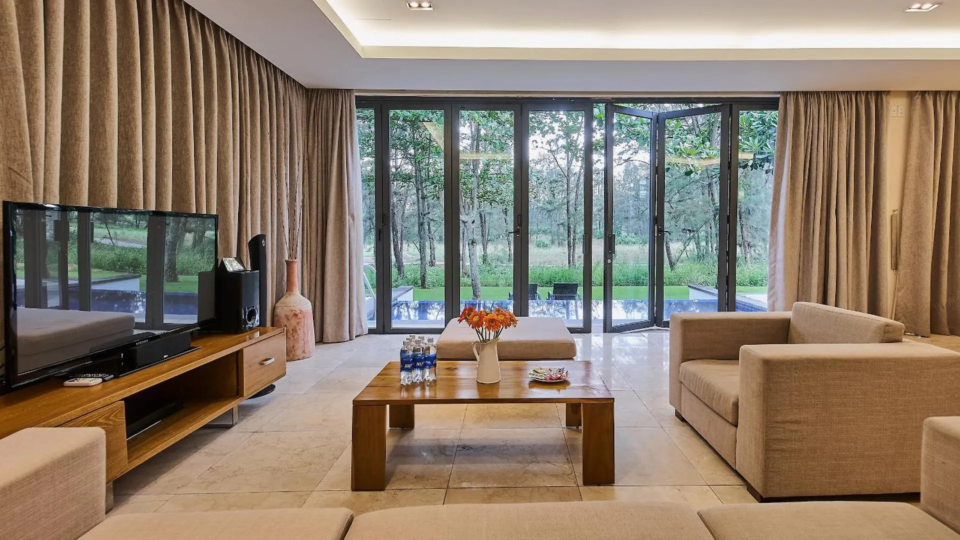 Dreamy Beach Villas And Resort Da Nang