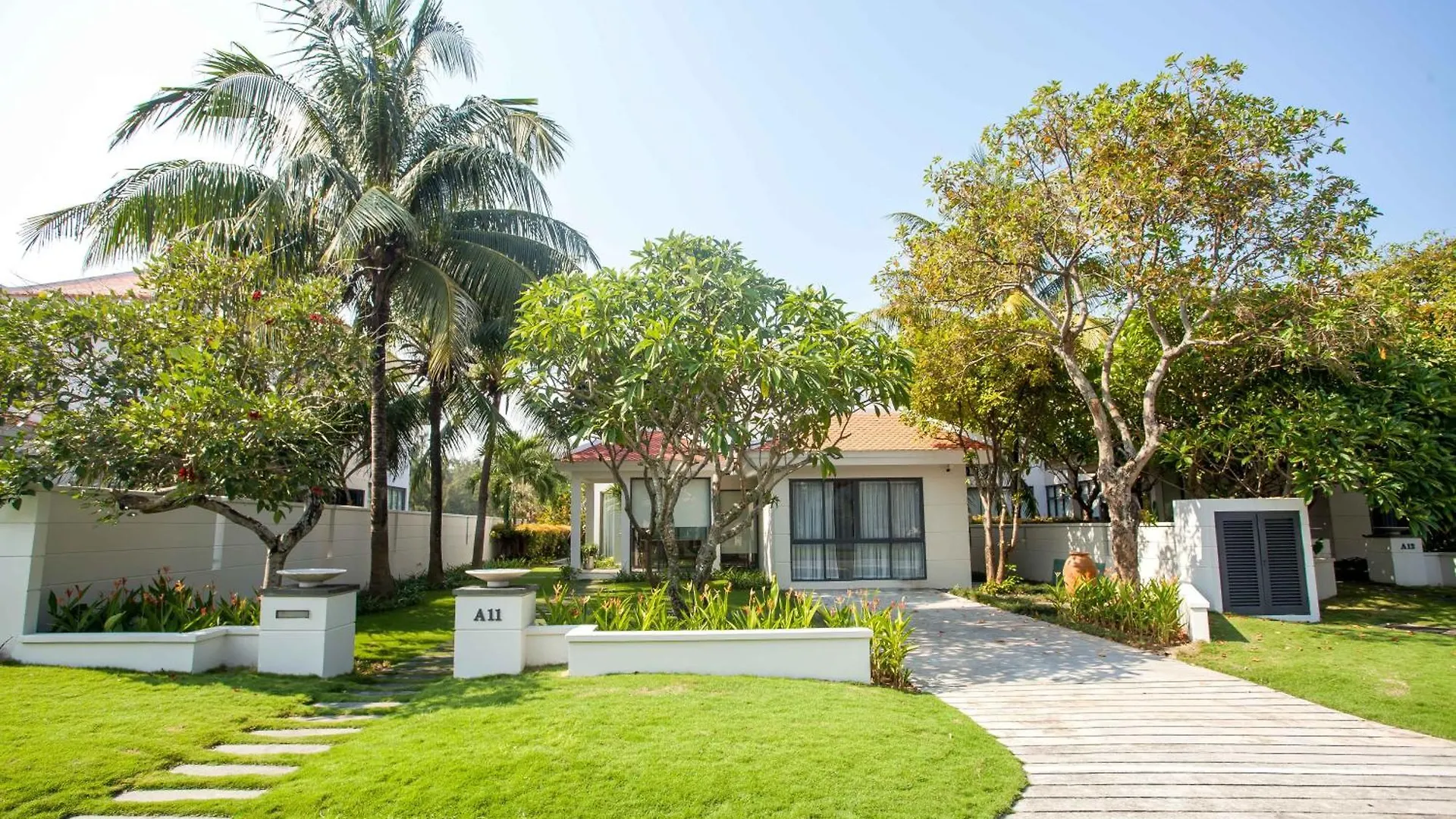 Dreamy Beach Villas And Resort Da Nang