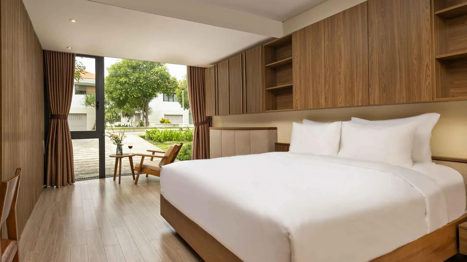 Dreamy Beach Villas And Resort Da Nang